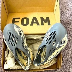 Yeezy foams, great condition. Men 7 / Women 8
